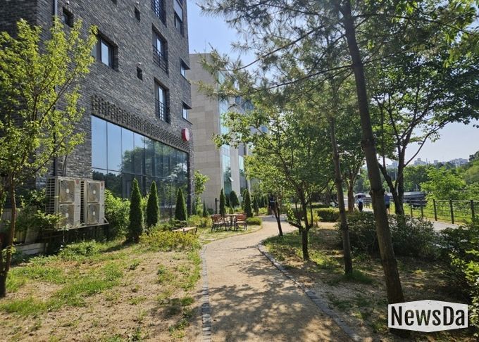 민락천변 쌈지공원 오솔길 및 쉼터