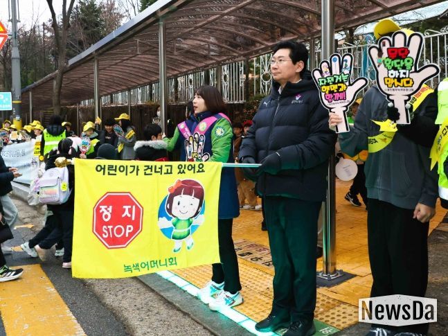이상일 용인특례시장은 16일 기흥구 중일초에서 등굣길 교통지도 봉사와 함께 통학로 안전을 점검했다