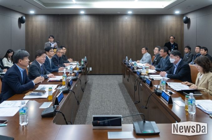 박승원 광명시장(사진 왼쪽 두 번째)이 16일 오후 GH 광교 본사를 찾아 김용진 GH 사장(사진 오른쪽 두 번째)에게 광명시흥 3기 신도시, 구름산지구 등 주요 개발사업 신속한 추진을 촉구하고 있다.