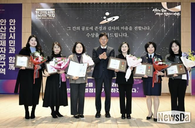 이민근 안산시장(가운데)이 16일 안산시청 대회의실에서 열린 ‘2025 안산 연말 표창장 수여식’에서 표창장 수상자들과 함께 기념촬영을 하고 있다.