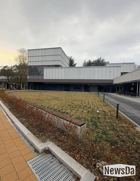 결혼식 후 연회장소로 활용할 수 있는 성남물빛정원 뮤직홀 앞 잔디마당