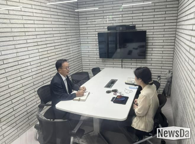 중소기업 애로상담센터 상담직원이 관내 업체를 방문해 상담을 진행하고 있다.