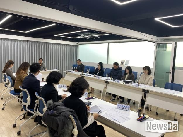 수원시가 2025년 하반기 아동급식위원회 심의를 하고 있다.