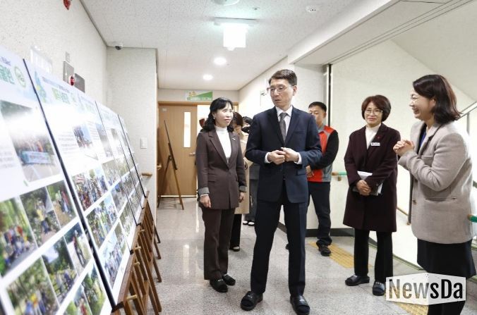 17일 오후 김성중 행정1부지사가 안성에 위치한 한길마을(사회복지시설)을 찾아 시설을 둘러보고 관계자들과 기념촬영을 하고있다.