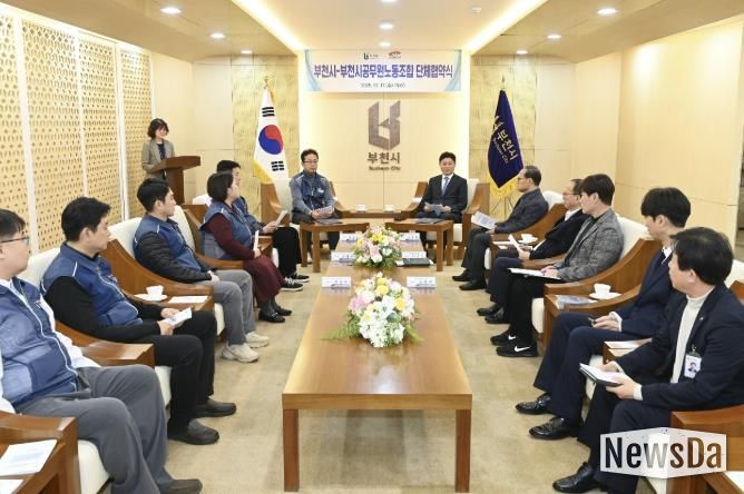 2025년 단체교섭 협약식 관계자들이 담소를 나누고 있다.