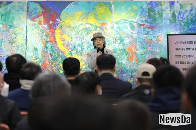 다울림 창작소 김근태 입주작가가 시민들에게 작품 소개와 창작 성과를 공유하고 있다.