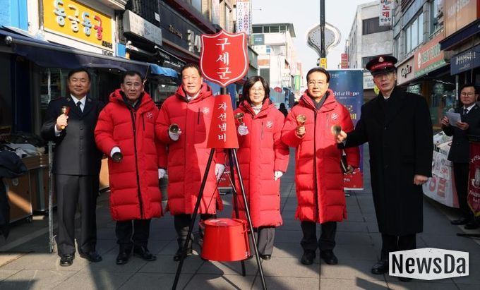 안성시, 희망의 종소리 울려 퍼져... 2025년 구세군 자선냄비 시종식 개최