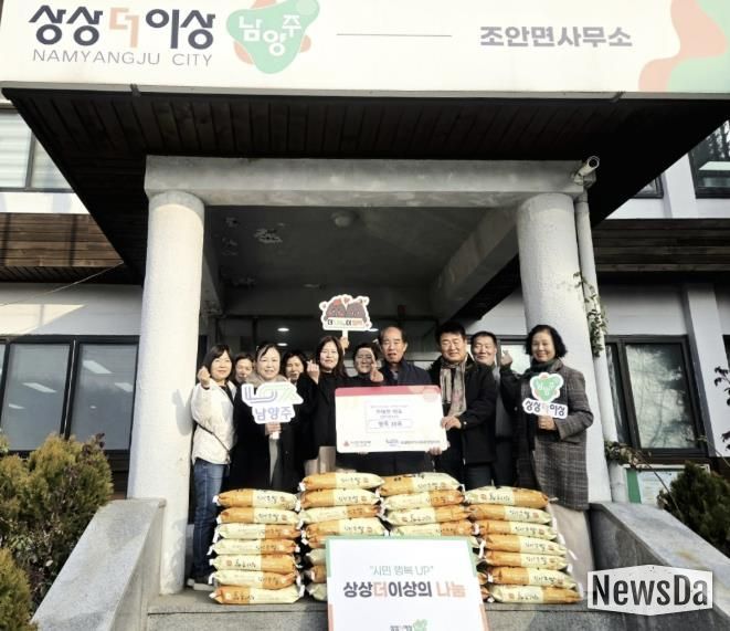 기부금 전달식 (좌) 박경분 면장 (우) 한태현 씨