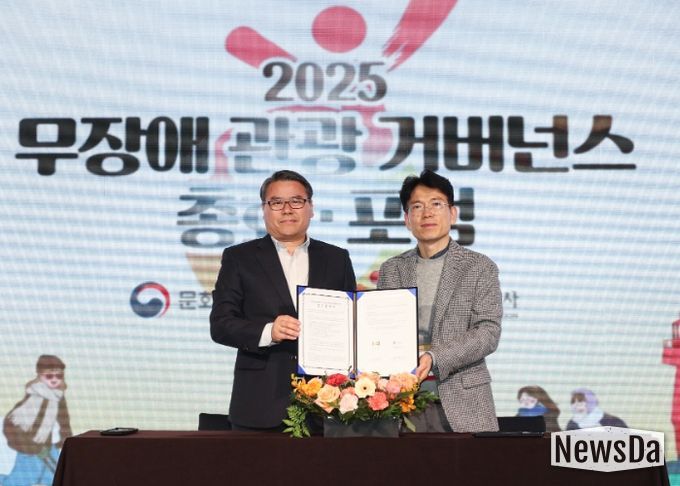 김포시(신승호 교육문화국장)가 한국관광공사와 열린 관광지 조성 협약을 체결하고 있다.