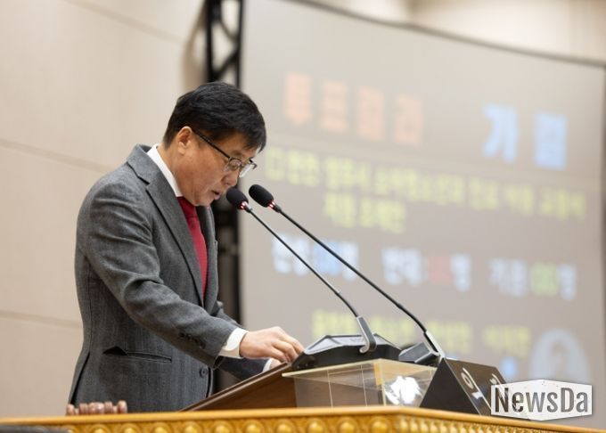 윤창철 의장이 제383회 정례회 제2차 본회의를 주재하고 있다.