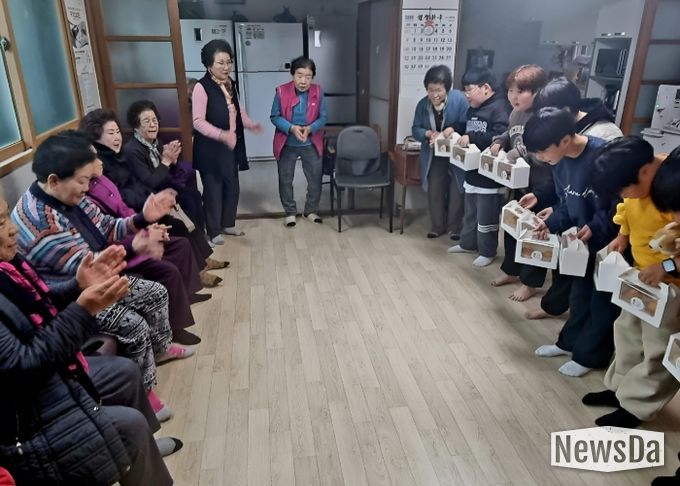 고양시 주교청소년자유공간 동아리 ‘꿀밭’, 경로당에 수제 당근머핀 전달