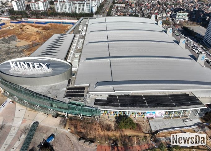 킨텍스 제1전시장 옥상에 설치된 태양광 발전시설