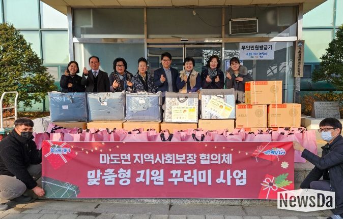 마도면 지역사회보장협의체가 17일 관내 취약계층 및 어린이가정을 대상으로 맞춤형 지원꾸러미 전달에 앞서 기념촬영하고 있다