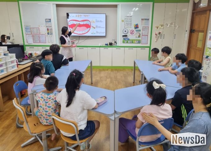 동부보건소 소속 치과위생사가 특수학급 교실을 방문해 학생 눈높이에 맞춘 구강보건교육을 진행하고 있다