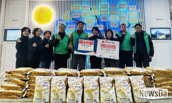 파주시 월롱면 새마을회·새마을부녀회, 취약계층 위해 쌀 500kg과 성금 500만 원 기탁