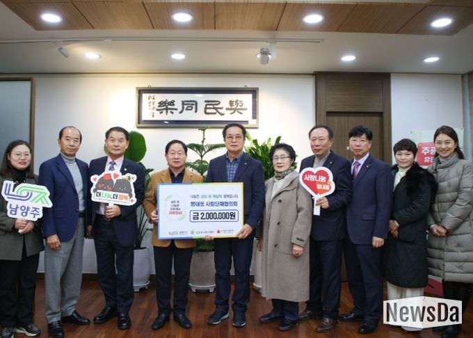 (왼쪽부터) 이태원 평내동장, 원병일 남양주시복지재단 대표이사, 이희권 평내동 시민시장발전자문위원회장, 주광덕 시장, 김영길 평내동 사회단체협의회장, 평내동 사회단체협의회 임원