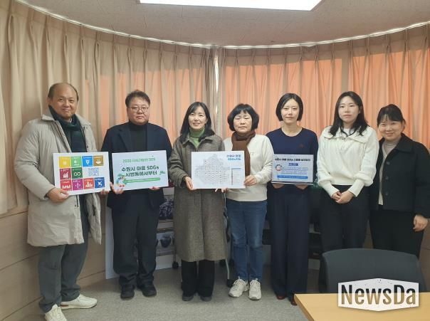 지난 18일 조원2동 행정복지센터에서 열린 실무협의회 참석자들이 기념 사진을 촬영하고 있다.