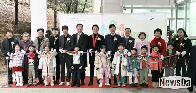 이민근 안산시장(사진 오른쪽에서 다섯번째)과 참석자들이 23일 열린 상록어린이도서관 별동 개관식에서 테이프 커팅을 하고 있다.