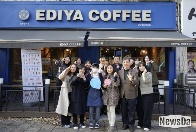 24일 안산 이디아커피 안산월피현대점에서 열린 장애인 권익 옹호업소 '오소가게' 현판식에서 참석자들이 기념촬영을 하고 있다.