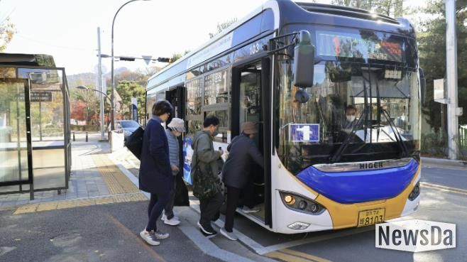 과천시에서 운행하는 마을버스 1번 노선을 이용하는 시민들 모습