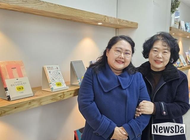 작가양성독서회를 통해 작가로 등단한 윤서정(왼쪽)씨가 최명숙 강사(오른쪽)와 기념 촬영을 하고 있다