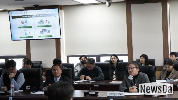 하유정 정보데이터정책관(오른쪽 첫번째)이 29일 정부대전청사에서 열린 '인공지능 기반 통관 영상관리 솔루션 사업' 완료보고회에서 발언하고 있다