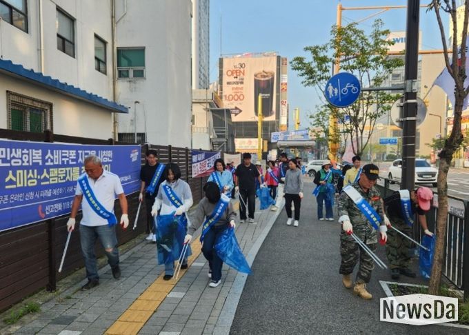 봉담읍 주민들이 대한민국 새단장 캠페인 일환으로 환경 정화 활동을 하고 있다