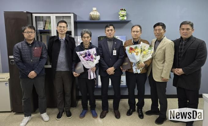 화성특례시가 30일 모범 택시 운수종사자에 표창장을 수여했다