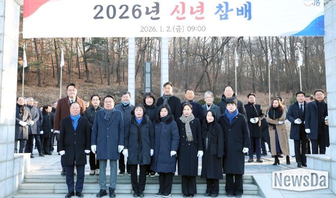 시흥시의회, 2026년 새해 첫 의정활동으로 논곡동 현충탑 참배