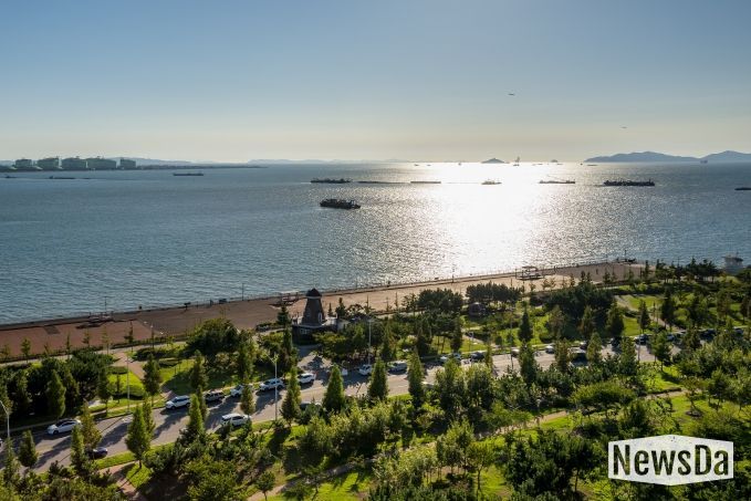 송도센트럴파크는 약 40만㎡ 규모로, 도심 한가운데 천연 해수를 끌어들인 인공수로가 흐르는 국내 최초의 수상형 도심공원이다. 카누·수상택시 등 수상레저를 즐길 수 있고, 한옥마을·트라이볼 등 문화공간과 어우러져 도심 속 힐링과 문화가 공존하는 상징적 공간이다.