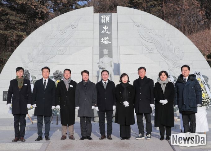 이천시의회, 현충탑 참배·시무식으로 병오년 의정활동 시작