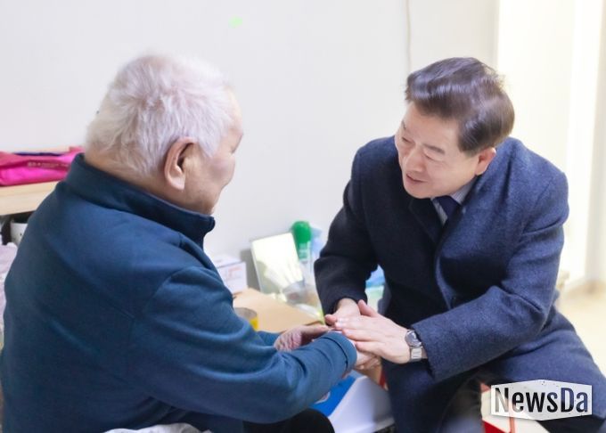 박승원 광명시장(사진 오른쪽)이 비닐하우스에서 거주하다 광명시의 주거 지원을 통해 한국토지주택공사(LH) 전세임대주택으로 거주지를 옮긴 주거취약 가정을 방문해 안부를 묻고 있다.