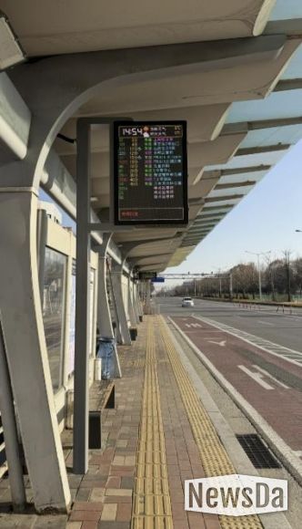 다국어 지원 버스정보안내기가 설치된 안산역 버스정류장 전경.