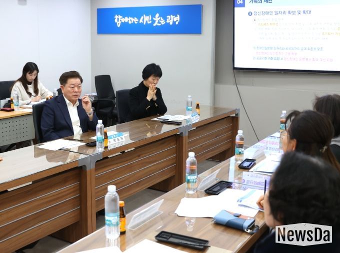 박승원 광명시장이 지난 6일 시청 영상회의실에서 열린 중증정신질환자 가족 대표와의 간담회에 참석해 가족들의 건의사항을 경청하고 있다.