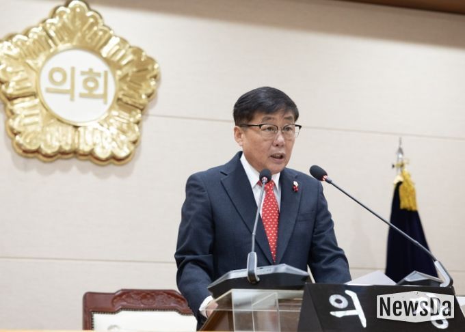 윤창철 의장이 제384회 임시회 제1차 본회의에서 ‘무인교통단속장비 과태료 수입의 지방세입 전환 촉구 건의안’을 채택하고 있다.