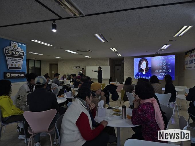 신곡 “아파요아파요”와 가수 장은숙을 소개하고 있는 윤영용 대표