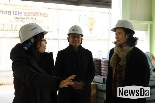 이진희 관세청 통관국장(오른쪽)이 9일 서울세관 국제이사화물 통관센터를 방문해 통관현장을 점검하고 있다