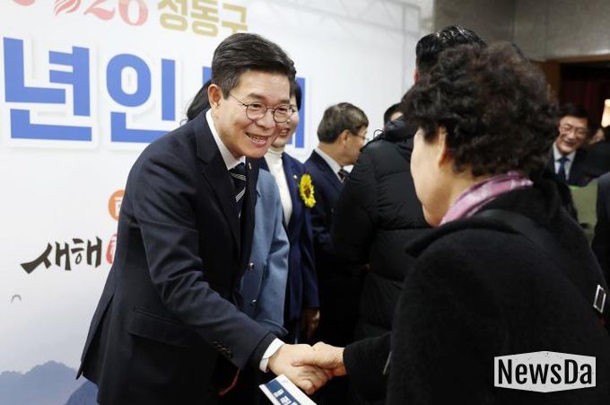 구민과 새해맞이 환영인사를 나누고 있는 정원오 성동구청장 모습