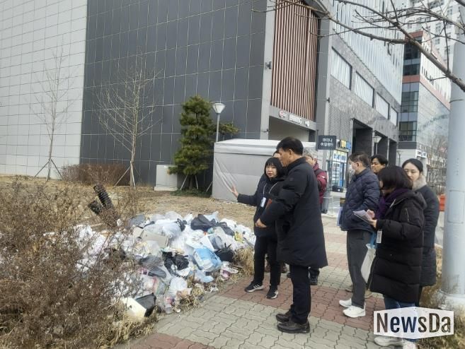 김민 단원구청장이 9일 단원구 반달섬 일원에서 생활민원 현장을 둘러보고 있다.