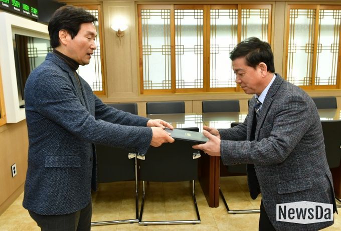 경산시립예술단, 공개모집으로 새 지휘봉 잡았다(극단 예술감독 정철원)