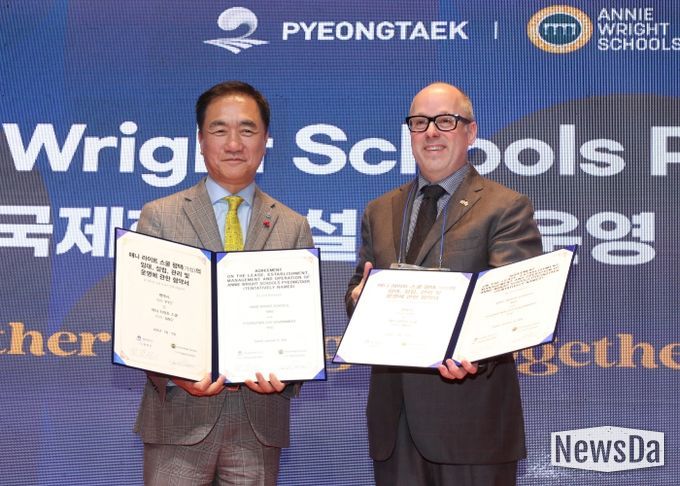 왼쪽 정장선 평택시장, 오른쪽 데이빗 오버튼 애니라이트 스쿨 이사장