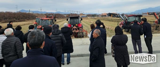 왕우렁이 월동피해 방지를 위해 트렉터를 이용한 깊이갈이 시연회를 준비하고 있다.