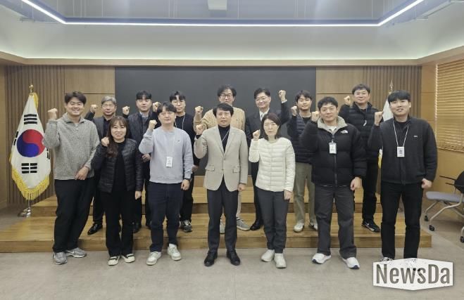 21일 자율주행자동차 시범운행지구 운영 간담회가 끝나고 회의 참석자들이 기념사진을 촬영하고 있다.