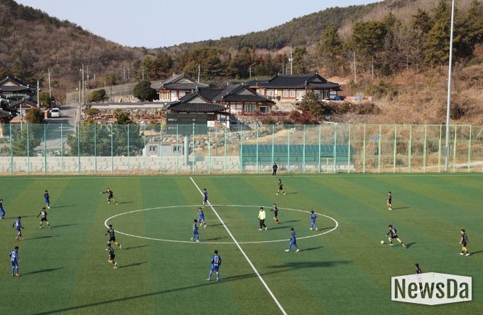 고흥군, 동계 전지훈련‘최적지’ 입증... 지역경제 ‘활짝’ - 김태영 축구장