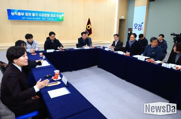 송미령 농림축산식품부 장관, 논산 찾아 딸기 생육 현장 점검 논산시, 외국인 계절근로 사업 확대 필요성 건의