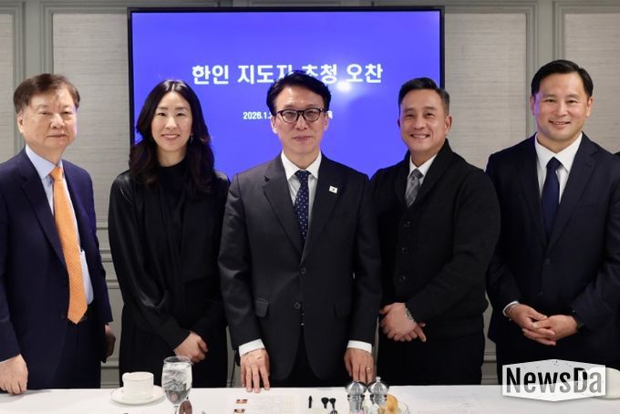 미국을 방문 중인 김민석 국무총리가 24일(현지시간) 뉴욕 인터콘티넨탈 바클레이 호텔에서 한인 지도자들을 만나 오찬 간담회를 하고 있다.