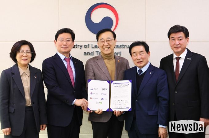 이상일 용인특례시장이 26일 정부세종청사에서 김윤덕 국토교통부 장관에게 '중부권광역급행철도(JTX)'의 신속한 추진을 촉구하는 공동건의문을 전달했다. (사진은 왼쪽부터 김보라 안성시장, 이상일 용인특례시장, 김윤덕 국토교통부장관, 송기섭 진천군수, 방세환 광주시장)