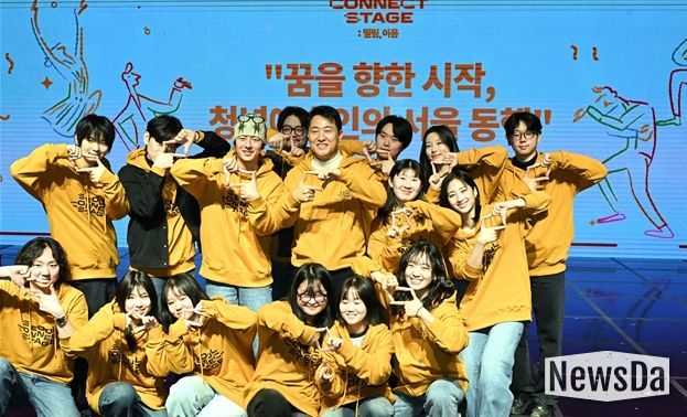 오세훈 서울시장이 26일(월) ‘서울 커넥트 스테이지’ 개막식에서 청년 예술인들과 기념사진을 촬영하고 있다.