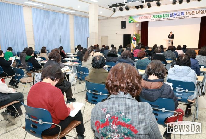 주낙영 경주시장이 농업기술센터 농업인회관에서 열린 2026년 새해농업인 실용교육(농촌여성 과정)에서 인사말을 하고 있다