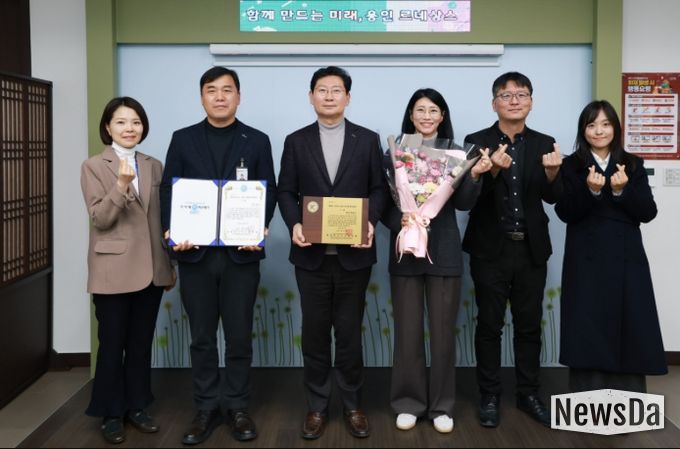 이상일 용인특례시장(왼쪽 세번째)이 28일 열린 '제2회 세계청년리더총연맹(WFPL) 8대 지자체 혁신평가'에서 특례시 부문 대상을 수상한 뒤 직원들과 기념촬영을 하고 있다